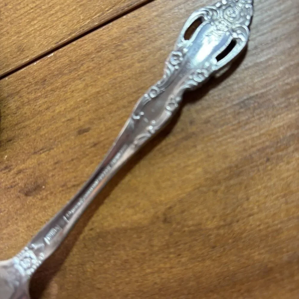 Reed And Barton Select BAROQUE Stainless Flatware 4 Dinner Knives & 1 Spoon